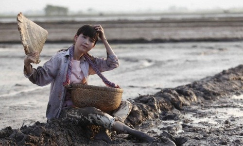 Hình ảnh Ngọc Trinh lấm lem trong phim