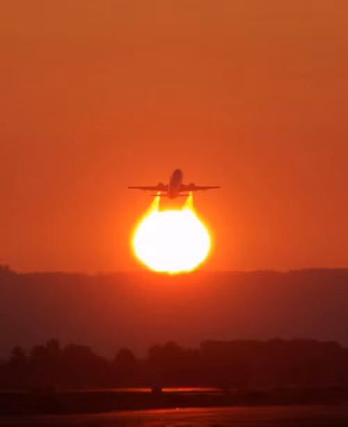 Khoảnh khắc trùng hợp ngoạn mục đã tạo nên một hình ảnh ấn tượng độc đáo về màn cất cánh của máy bay.