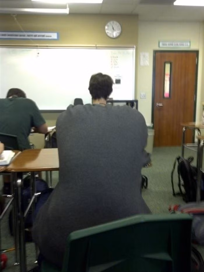 Màn lắp ghép đầu tý hon, thân khổng lồ này sẽ khiến nhiều người mới nhìn lầm tưởng đây là một trò ghép ảnh nghịch ngợm bằng photoshop nhưng đây là hình ảnh ấn tượng khó tin nhưng có thật, bức ảnh chỉ được chụp một lần, không qua chỉnh sửa. Điều khiến bạn nhầm lẫn là khoảng cách giữa người ngồi trước và ngồi sau cùng với khoảnh khắc trùng hợp độc đáo.