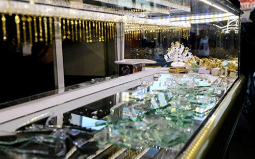 Vu doi tuong bit mat cuop tiem vang: Dac diem so vang bi cuop