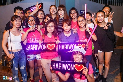 Đến ủng hộ Hari Won còn có thành viên của FC. Các fan liên tục hỏi thăm sức khỏe cũng như dành nhiều lời động viên cô sớm vui vẻ trở lại. 