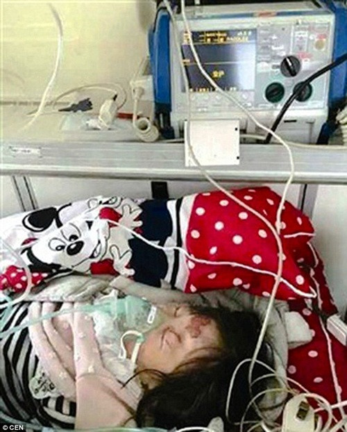 Bé gái 3 tuổi ở Cixi, tỉnh Chiết Giang, Trung Quốc bị người mẹ kế của mình đánh đập vì đã làm bẩn quần áo.