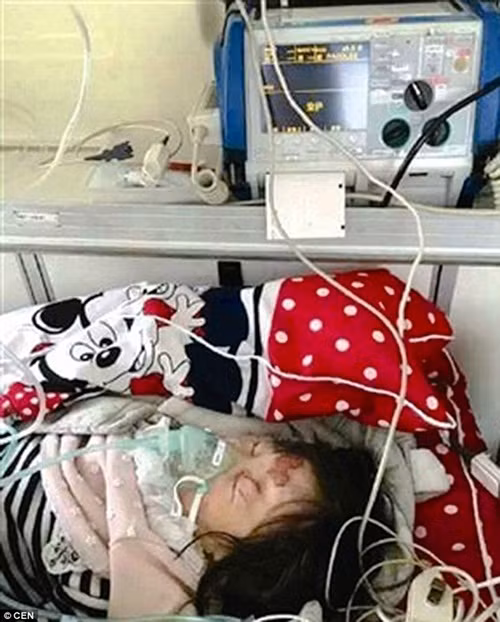 Bé gái 3 tuổi ở Cixi, tỉnh Chiết Giang, Trung Quốc bị người mẹ kế của mình đánh đập vì đã làm bẩn quần áo.