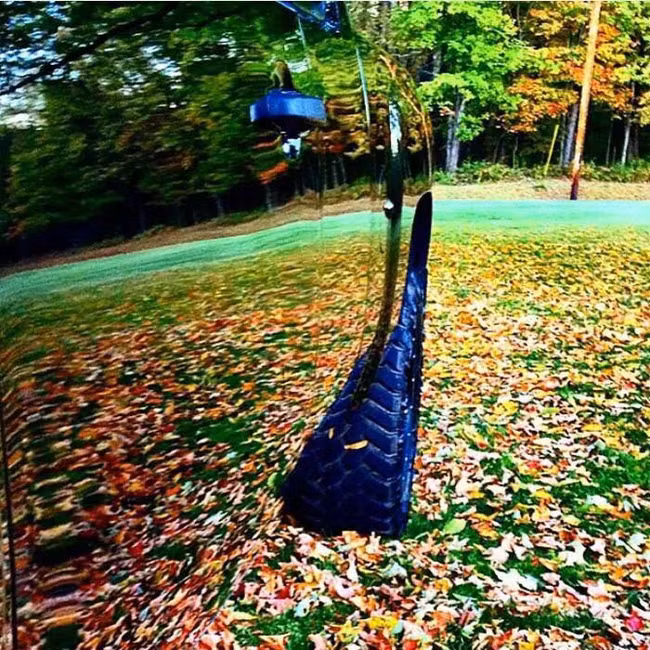 Bạn có thể nhận ra điều gì trong hình ảnh khó tin có thật này ngay lần đầu tiên? Một chiếc ô tô có khả năng tàng hình? Hãy nhìn lại lần nữa, bạn sẽ nhận ra đây chỉ là chiếc ô tô có lớp sơn sạch sẽ bóng loáng, phản chiếu hình ảnh xung quanh mà thôi.