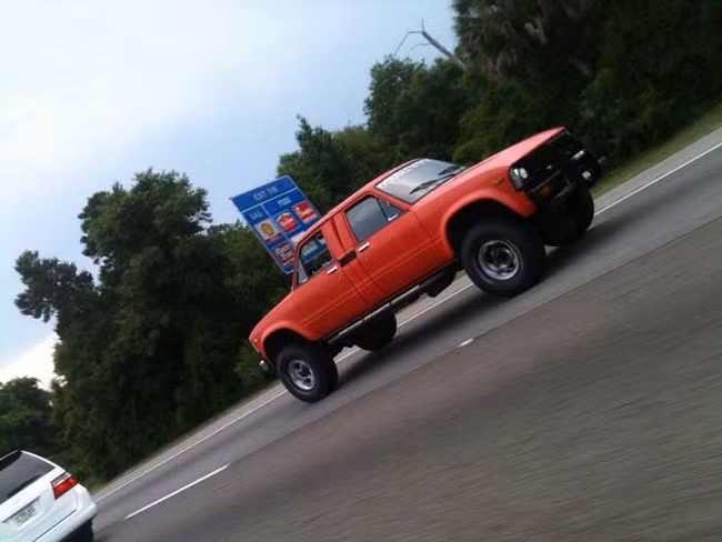 Chiếc xe có hai buồng lái? Bức ảnh nhìn qua có vẻ bình thường nhưng thực chất lại là bức ảnh bí ẩn đã thách thức nhiều bộ não và gây ra nhiều tranh cãi trên mạng xã hội.