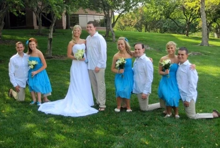 Do góc chụp và tư thế tạo dáng quá đặc biệt, những phù dâu trông như người lùn và phù rể như bị cụt mất một chân.