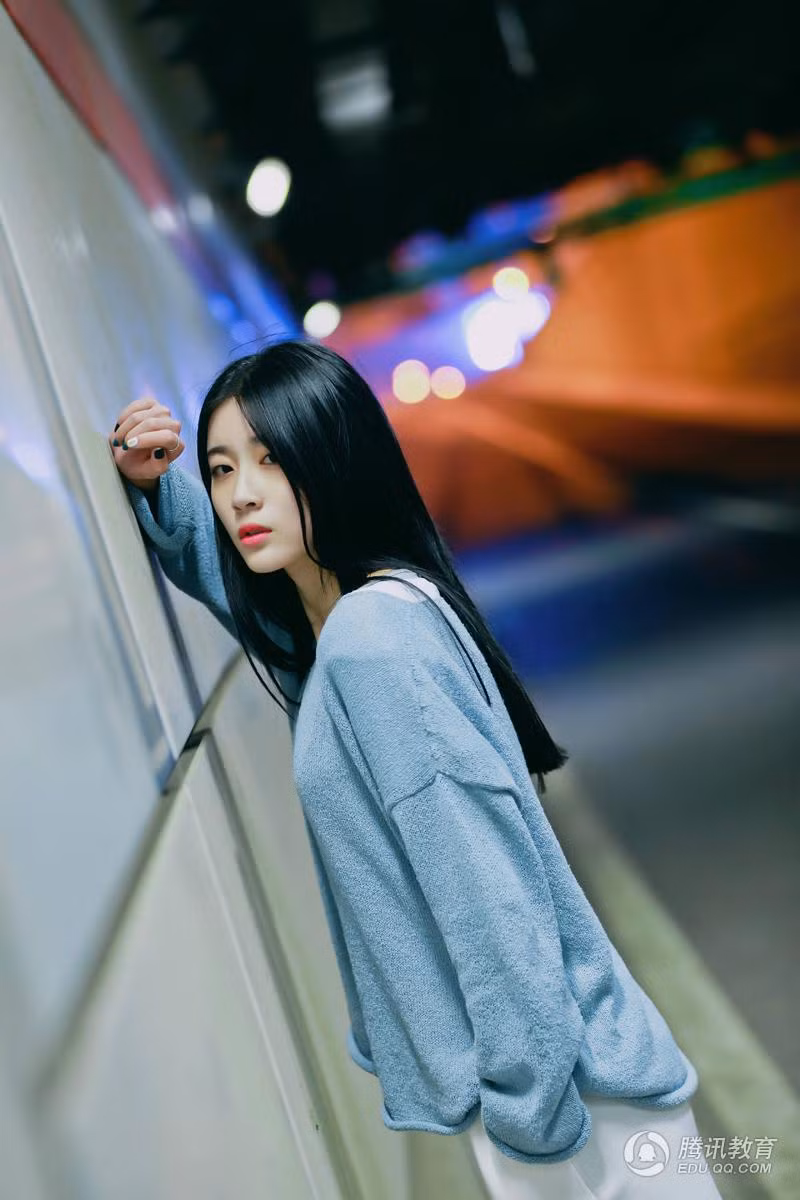 Mặc dù đã công khai có bạn trai khi đăng tải nhiều hình ảnh thân mật trên trang cá nhân, cô nàng vẫn nhận được rất nhiều sự ủng hộ và là hình mẫu bạn gái lý tưởng của nhiều chàng trai độc thân.