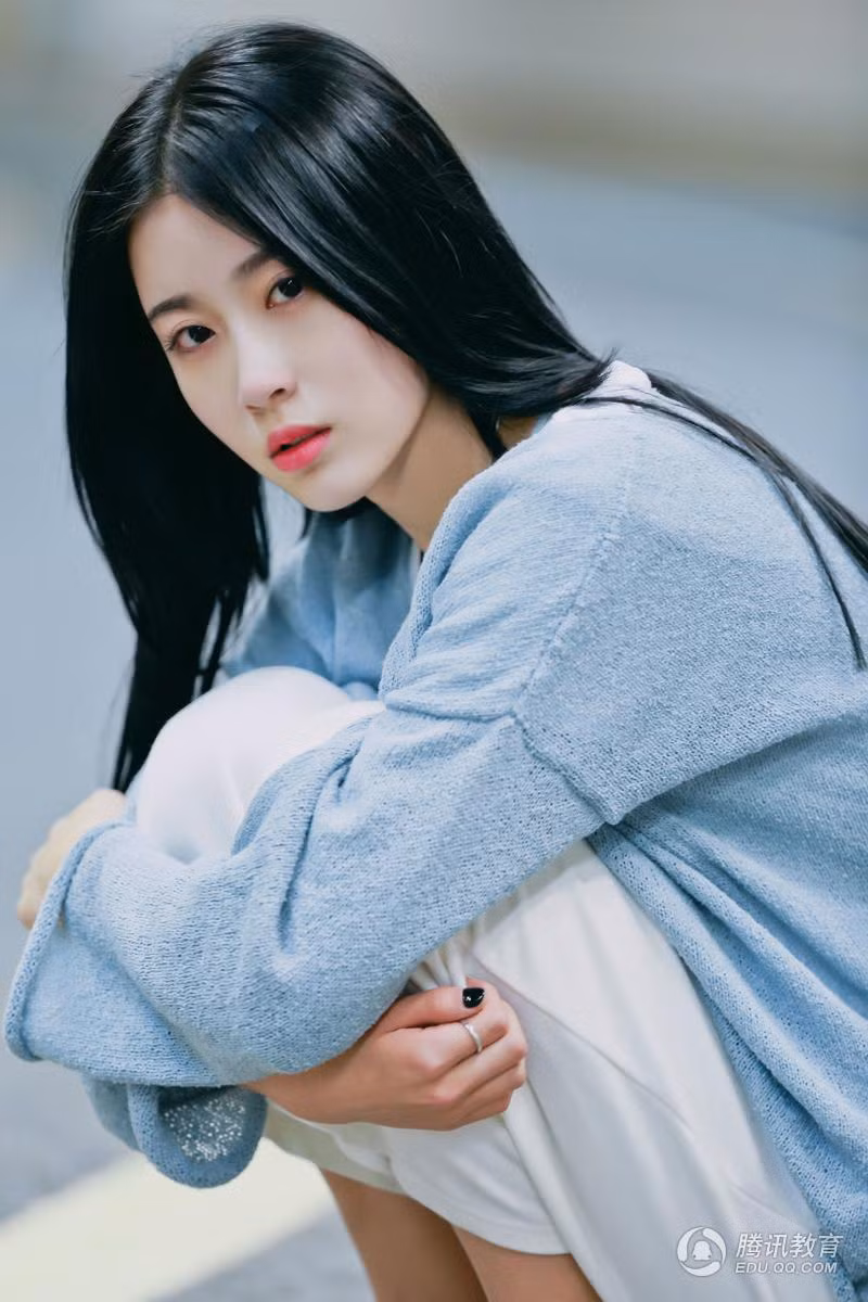 Không chỉ có sắc, Nhã Trác còn có tài, cô nàng thường xuyên đứng thứ hạng cao ở lớp trong những môn chuyên ngành, cũng năng nổ tham gia nhiều hoạt động diễn xuất trong trường.