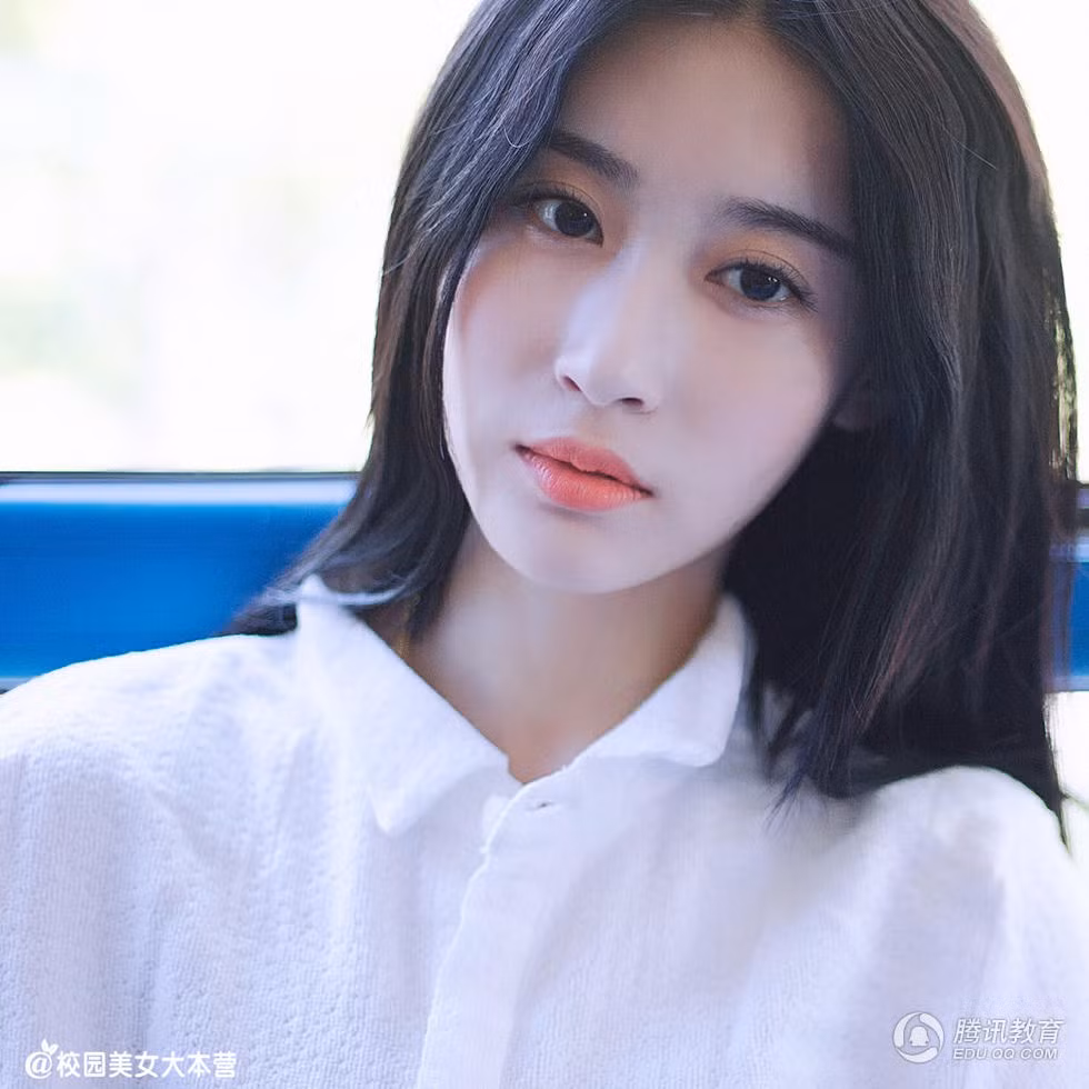 Nhã Trác khoe vẻ xinh đẹp tuổi đôi mươi khi diện sơ mi trắng.