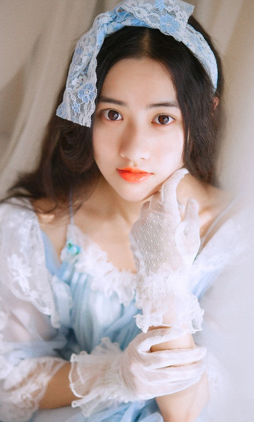 Dương Khả, có nickname trên mạng xã hội là Dương Khả Gia Du là một hot girl xứ Trung đang rất nổi thời gian gần đây.