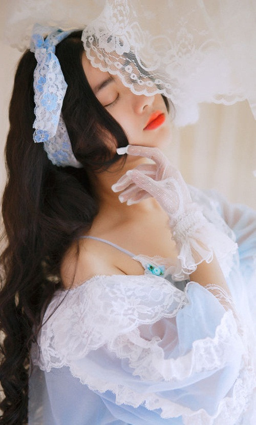 Cô nàng rất thích đi du lịch, thường xuyên di chuyển tới một số nước châu Á như Hàn Quốc, Hồng Kông. Đi tới đâu, Dương Khả cũng chăm chỉ cập nhật hình ảnh của mình.