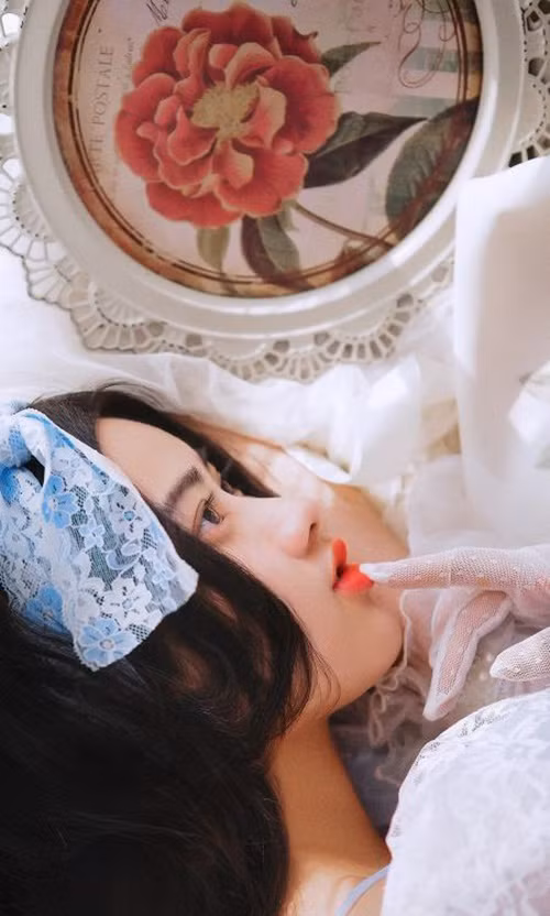 Cùng với váy áo cầu kỳ, phong thái trang nhã đáng yêu cũng góp phần làm nên vẻ ngoài thu hút của hot girl đa phong cách Dương Khả.