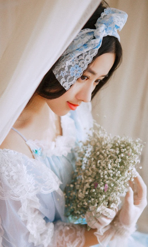 Đáng ngạc nhiên hơn chính là mặc dù thường xuyên xuất hiện rất gợi cảm trong những bộ ảnh làm mẫu trước đây, Dương Khả vẫn thể hiện được nét đẹp trong sáng dễ thương cần phải có với phong cách này.