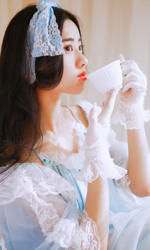 Vốn là một hot girl theo đuổi phong cách gợi cảm, trưởng thành. Trong bộ ảnh mới, Dương Khả khiến người hâm mộ vô cùng ngạc nhiên với hình ảnh tiểu thư, phong cách Lolita.