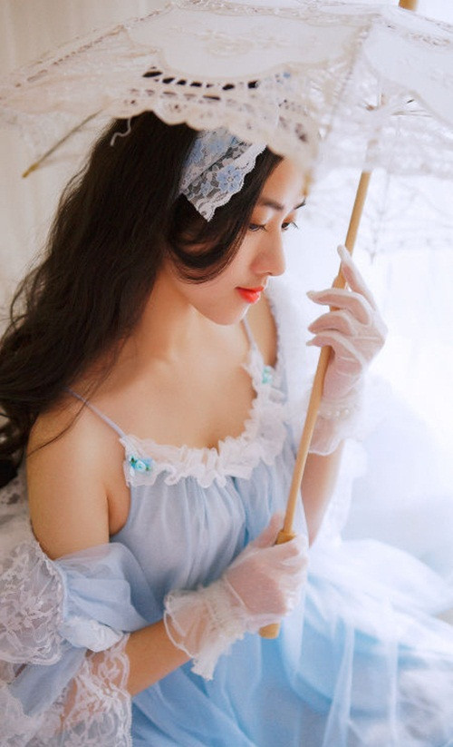 Dương Khả không chỉ lọt top những hot girl gợi cảm nhất xứ Trung mà cô nàng còn là một trong những hoa khôi giảng đường được tìm kiếm nhiều nhất trên mạng xã hội.