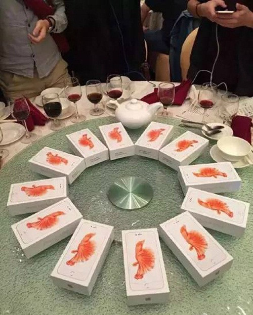 Còn các nhân viên dĩ nhiên rất thích thú với phần thưởng đặc biệt này.