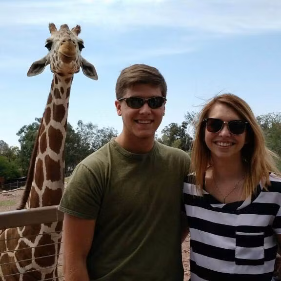 Nhờ có khuôn mặt xinh đẹp đó mà chúng rất ăn ảnh, được nhiều du khách yêu thích, muốn chụp ảnh cùng.