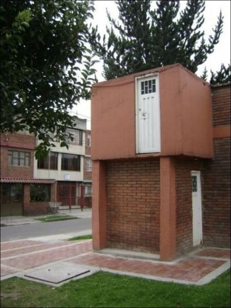 Không thể tin nổi có một thiết kế vô tác dụng như thế này. Tuy vậy đây là hình ảnh hoàn toàn có thật, không phải là một trò đùa lắp ghép hình ảnh vui nhộn.