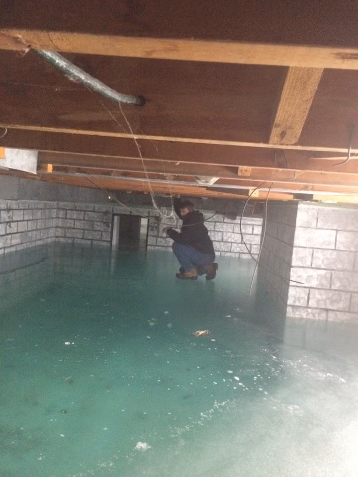 Một trong những hình ảnh ấn tượng khó tin nhưng có thật là cảnh tượng một chàng trai "đứng trên nước", kiểm tra hệ thống dưới sàn nhà. Mới nhìn nhiều người có thể không tin vào mắt mình và cho rằng chàng trai có siêu năng lực nhưng thực sự chàng trai chỉ đang đứng trên mặt băng mỏng, trong suốt mà thôi.