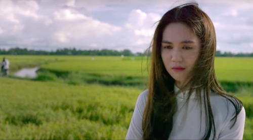 Hình ảnh Ngọc Trinh mặc áo dài trắng, tự sự nghẹn ngào trong bộ phim Vòng Eo 56