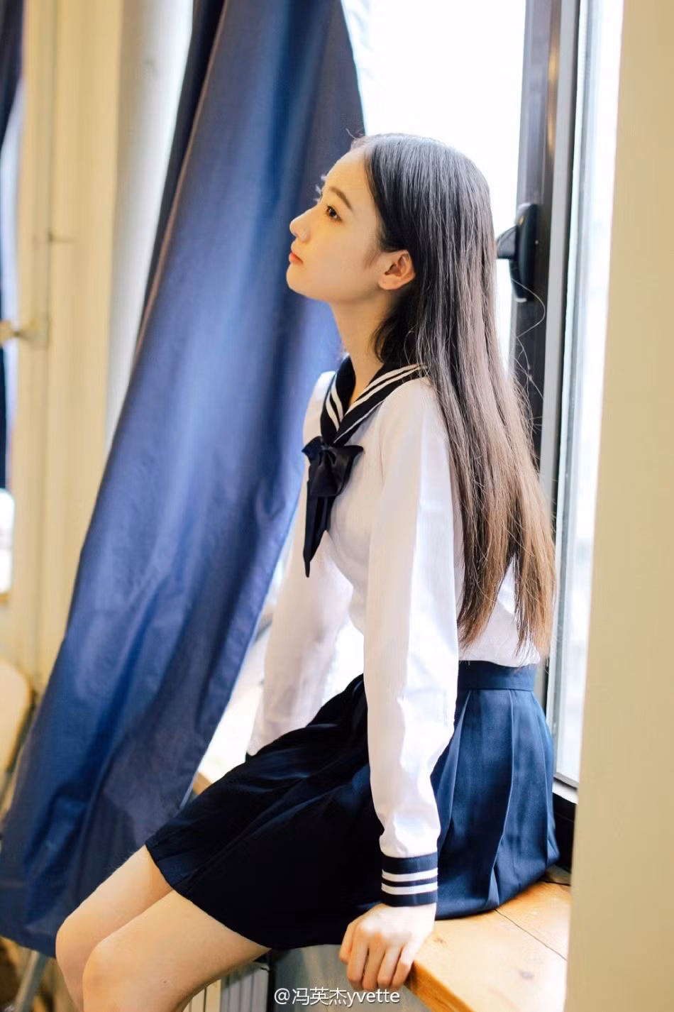 Bộ ảnh Nghiêu Nhi xinh đẹp thuần khiết trong bộ đồng phục thủy thủ của nữ sinh Nhật Bản là một trong những bộ ảnh nhận được nhiều lời khen ngợi nhất của cô nàng.