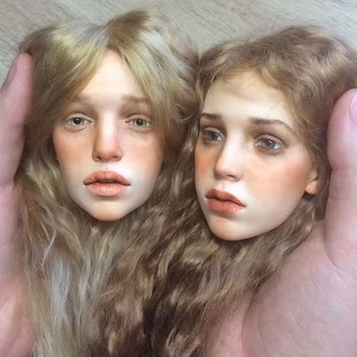 Michael Zajkov là một thợ thủ công tài ba đến từ Nga. Anh đã thành công khi tạo ra những con búp bê siêu thực giống y như người thật và khiến nhiều người phải giật mình khi lần đầu nhìn thấy chúng.