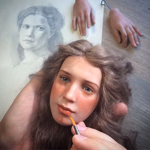 Chính điều này đã giúp anh nghĩ ra ý tưởng về những con búp bê siêu thực. 