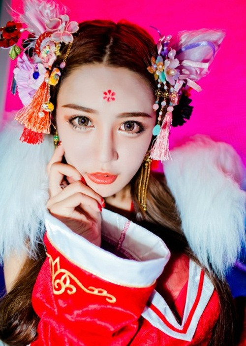 Tuy thành công rực rỡ trong sự nghiệp nhưng về cuộc sống cá nhân, Chỉ Tình gặp nhiều trắc trở, không mấy hạnh phúc. Hot girl 9X có mẹ là một phóng viên, làm việc trong cơ quan báo chí nhà nước. Cha là một người làm nghệ thuật, giảng dạy tại các trường đại học, có xưởng nghệ thuật riêng của mình.