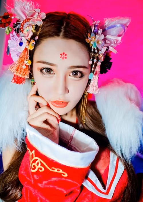 Tuy thành công rực rỡ trong sự nghiệp nhưng về cuộc sống cá nhân, Chỉ Tình gặp nhiều trắc trở, không mấy hạnh phúc. Hot girl 9X có mẹ là một phóng viên, làm việc trong cơ quan báo chí nhà nước. Cha là một người làm nghệ thuật, giảng dạy tại các trường đại học, có xưởng nghệ thuật riêng của mình.