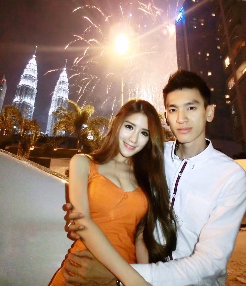 Chỉ tiếc là Quah Sue Theng đã có bạn trai. Cô nàng vừa kỷ niệm 3 năm gắn bó với bạn trai của mình. Được biết, bạn trai của Quah Sue Theng là Vincent Nee, một thiếu gia nhà có điều kiện.