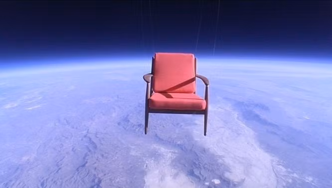 Chiếc ghế lơ lửng giữa trời là hình ảnh khó tin nhưng hoàn toàn có thật. Tuy nhiên, người có can đảm ngồi trên chiếc ghế này để du ngoạn thì vẫn chưa có ai.