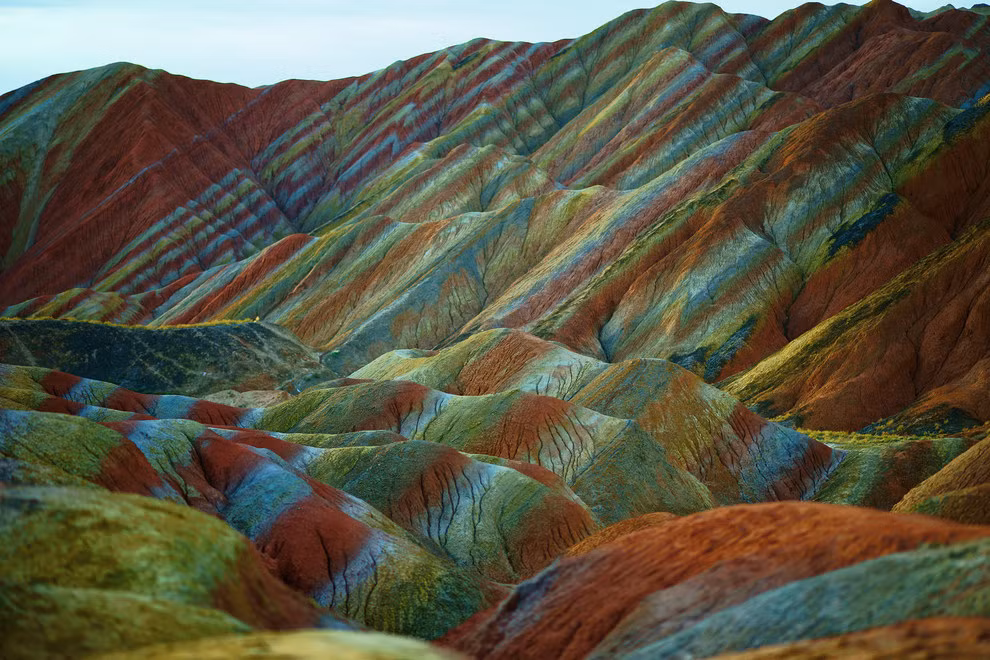 Ngọn núi kẹo ngọt ở Cam Túc, Trung Quốc là một trong những hiện tượng gây choáng ngợp nhất thế giới bởi màu sắc tự nhiên rực rỡ của mình. Những màu sắc này là do khoáng vật có niên đại hơn 24 triệu năm tạo nên.