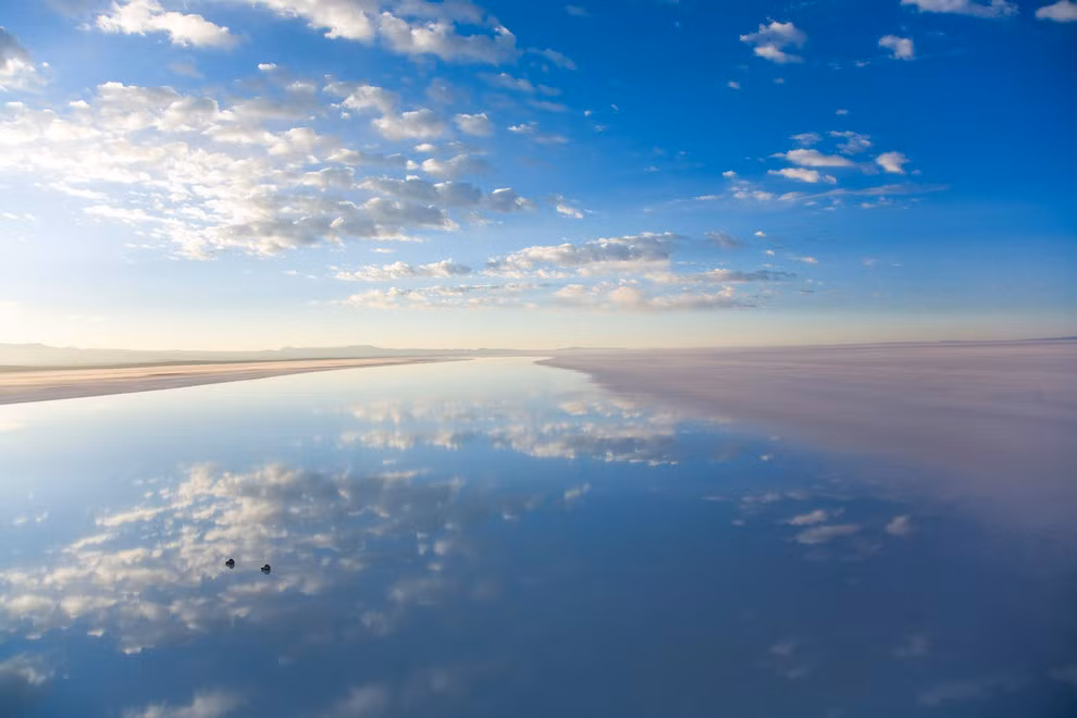 Trong mùa mưa ở Bolivia, 4.000 dặm vuông của cánh đồng muối biến thành chiếc gương tự nhiên lớn nhất thế giới.
