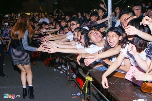 Là một trong những ca sĩ được khán giả trẻ hâm mộ, không quá bất ngờ khi Hari vừa xuất hiện lập tức khiến các fan phát cuồng và la hét. 