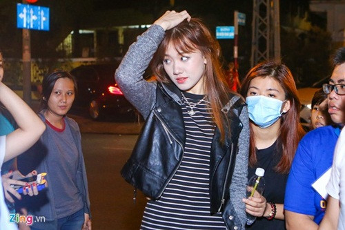 Sau khi về Hàn Quốc để tĩnh tâm, vượt qua chuyện buồn tình cảm, tối 28/1,Hari Won âm thầm trở lại Việt Nam để tiếp tục lịch chạy show dày đặc. Tối 29, nữ ca sĩ có mặt tại trường THPT Nguyễn Thị Minh Khai (TP HCM) để tham gia một chương trình văn nghệ. 