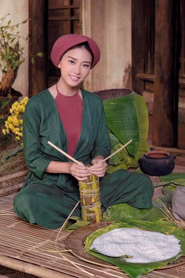 "Đả nữ" Việt dịu dàng với áo yếm, khăn mỏ quạ toát lên vẻ đẹp của người phụ nữ xưa: “Vân và các diễn viên rất thích ngày Tết nhất là Tết ở quê, nên với bộ hình Tết Quê này mong muốn đem đến cho những ngày Tết cổ truyền sắp đến không khí của khoảnh khắc ý nghĩa như nấu bánh chưng, gánh hoa quả, ngồi gói bánh trên chõng tre, những hình ảnh mà người dân thành thị không có cơ hội trải nghiệm được”