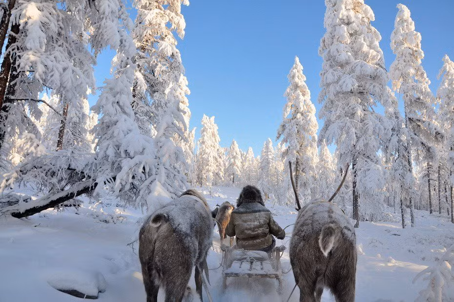 Hơn nữa, do địa hình ở đây là cao nguyên Trung Xibia, lại có nhiều ngọn núi chắn gió ấm từ phía Nam thổi đến. Tất cả những điều này khiến Oymyakon trở thành khu vực lạnh giá nhất thế giới có người sinh sống.