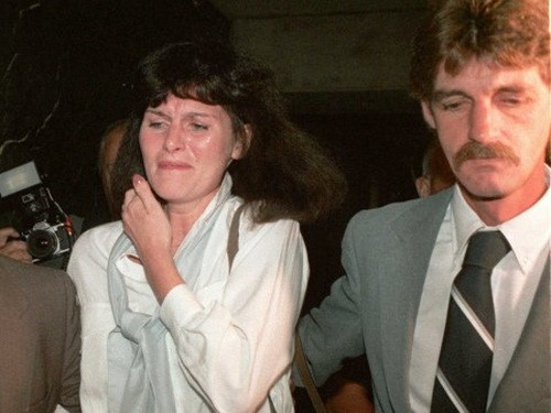 Mary Beth Whitehead cùng chồng rời khỏi phiên tòa. Ảnh: AP.