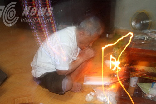 Một thầy mo ở Tân Sơn đang làm bùa yêu