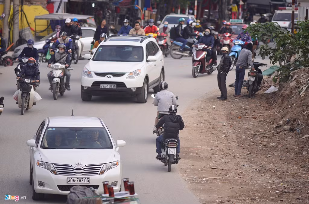 Dòng xe đi ngược chiều, đấu đầu với các phương tiện di chuyển từ Cầu Giấy, Láng.