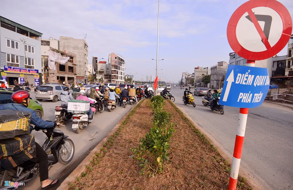 Các phương tiện đi ngược chiều từ Hoàng Quốc Việt tìm cách rẽ phải để lên đường Bưởi, Hoàng Hoa Thám...