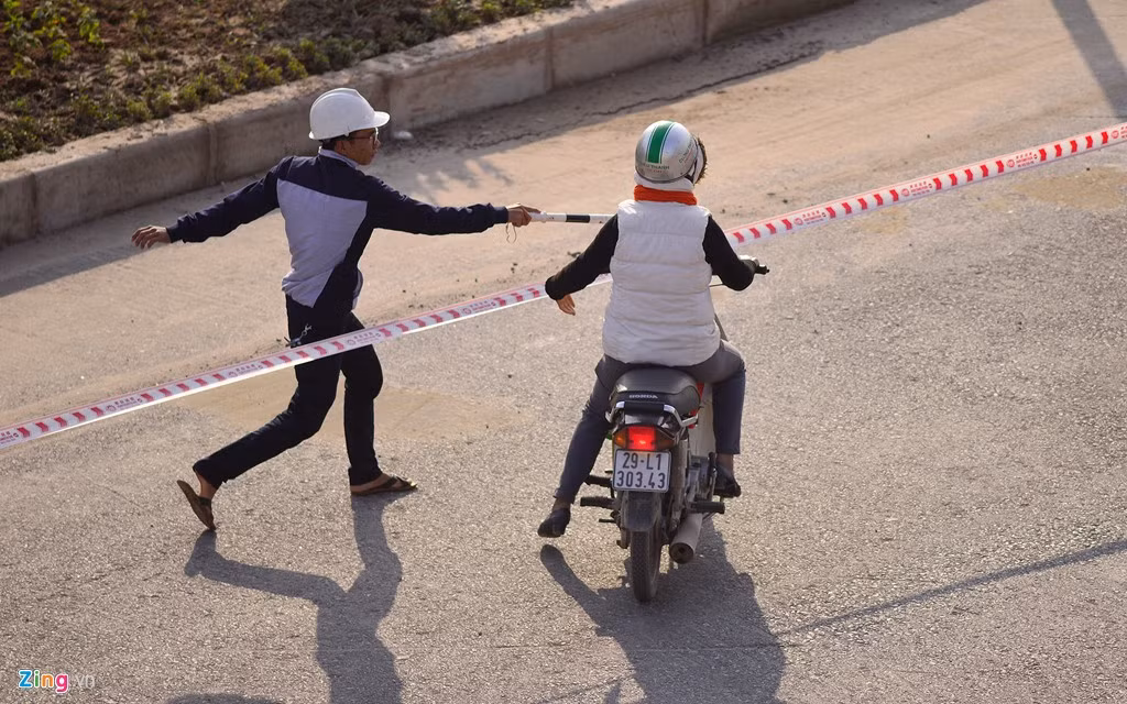 10h sáng 18/1, ban quản lý dự án cắt cử người ra để không cho các phương tiện phá rào qua đường.