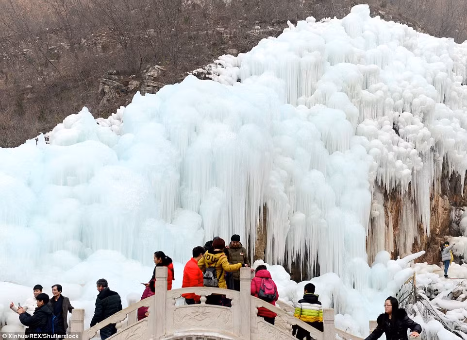 Những dòng nước đang đua nhau chảy xối xả xuống bỗng nhiên hóa thành hàng trăm ngàn cột nhũ băng khiến du khách vô cùng thích thú.
