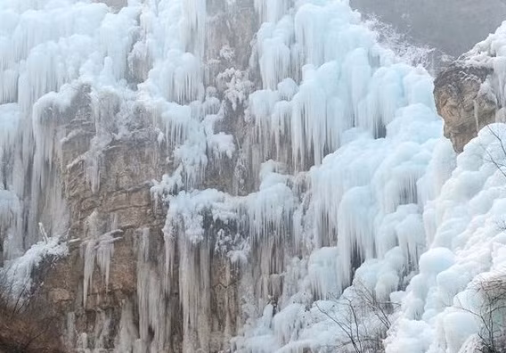 Những dòng nước tuôn chảy vào mùa hè đã đóng băng thành những kiệt tác thiên nhiên kỳ thú.