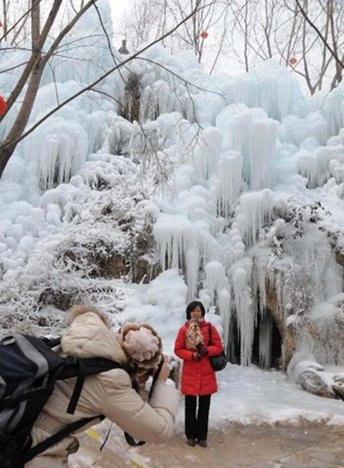 Du khách kéo đến để chụp ảnh kỷ niệm với những thác nước bị đóng băng.