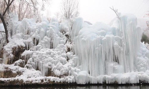 Cảnh tượng đóng băng hiếm thấy này đã từng xảy ra tại nơi đây vào năm 2012, khi nhiệt độ xuống thấp và kéo dài liên tục trong nhiều ngày.