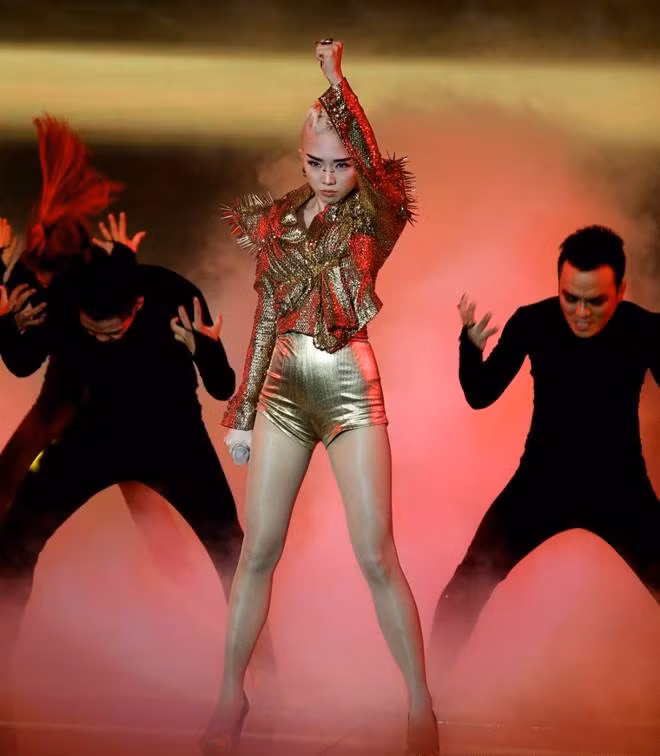 Vang Son Tung MTP Giang Hong Ngoc dan dau tai The Remix-Hinh-2