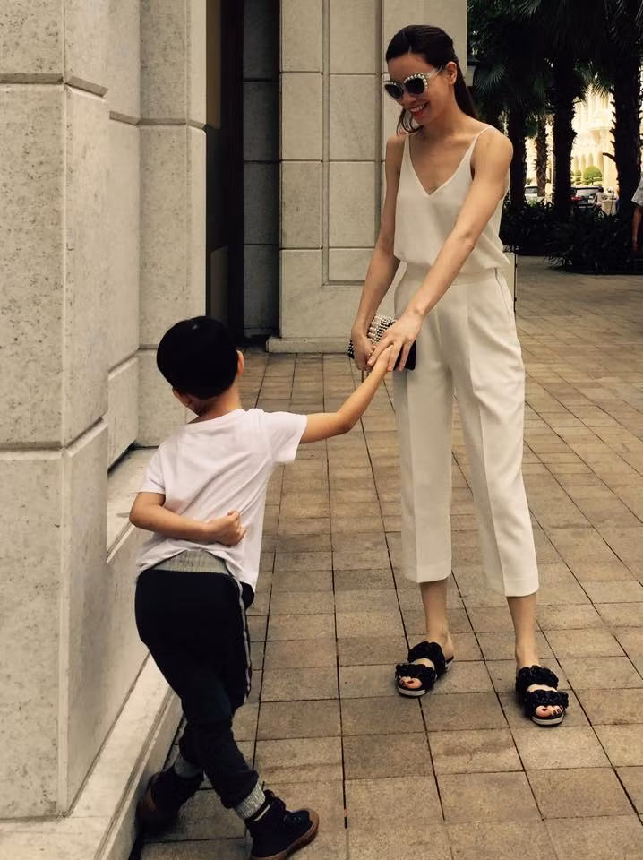 Thỉnh thoảng, cậu nhóc pha trò khiến mẹ Hà Hồ phải bật cười hạnh phúc.