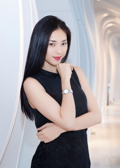 Đặc biệt, từ sau ồn ào với mối quan hệ "phim giả tình thật" cùng Johhny Trí Nguyễn, Ngô Thanh Vân luôn xuất hiện một mình và giữ im lặng trước câu hỏi về đời tư.