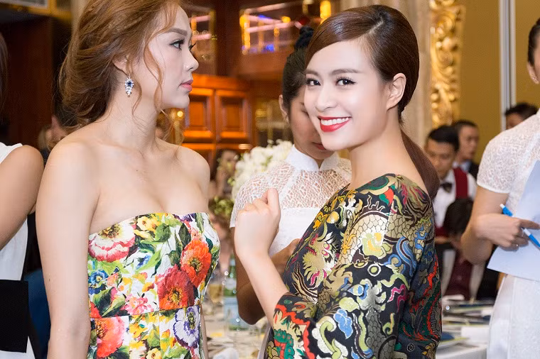 Cả hai nổi bật tại sự kiện với vẻ ngoài đầy thu hút.